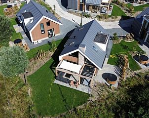 Luftaufnahme von Duinvilla Wellness 5 in De Koog, Texel, Ferienhaus mit groem Garten und moderner Architektur.