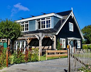 Residence Rustiek vakantiehuis in De Koog, Texel met houten gevel en groene tuin.
