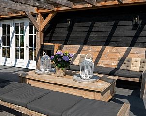 Houten zitgedeelte op het terras van Residence Rustiek in De Koog, Texel.