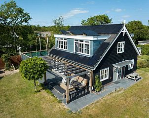 Achterkant van Residence Rustiek in De Koog, Texel met ruime tuin.