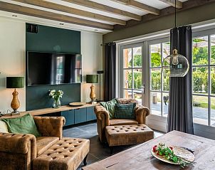 Moderne woonkamer van Residence Rustiek in De Koog, Texel met grote ramen.