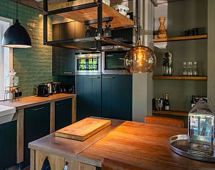 Stijlvolle keuken van Residence Rustiek in De Koog, Texel met houten elementen.