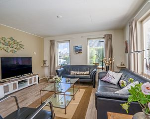 Gemtliche Sitzecke im Ferienhaus Honeysuckle 91 mit Sauna, gelegen in De Koog, Texel, ideal fr einen entspannten Urlaub.