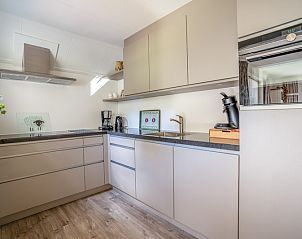 Moderne Kche im Ferienhaus Kamperfoelie 91 mit Sauna, De Koog, Texel, komplett ausgestattet fr einen komfortablen Aufenthalt.