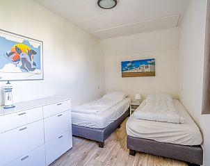 Schlafzimmer mit zwei Einzelbetten im Ferienhaus Kamperfoelie 91 mit Sauna, De Koog, Texel, bietet Ruhe und Komfort.