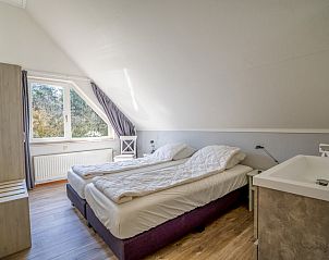 Luxurises Schlafzimmer mit Doppelbett im Ferienhaus Kamperfoelie 91 mit Sauna, De Koog, Texel, fr eine erholsame Nachtruhe.