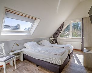 Schlafzimmer mit Aussicht im Ferienhaus Honeysuckle 91 mit Sauna, De Koog, Texel, bietet eine ruhige Atmosphre auf den Watteninseln.