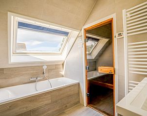 Wellness-Bad mit Sauna im Ferienhaus Kamperfoelie 91, De Koog, Texel, fr ultimative Entspannung auf den Watteninseln.