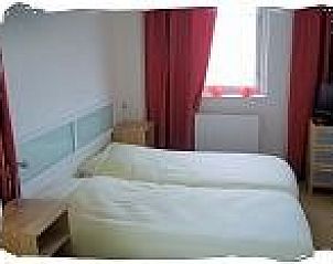 Lichte slaapkamer met twee eenpersoonsbedden in vakantiewoning De Koog, Texel, voor een comfortabele nachtrust.