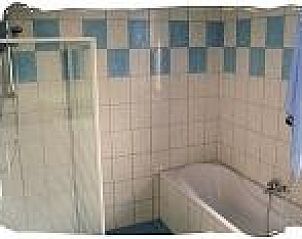 Frisse badkamer met bad en douche in vakantiewoning De Koog, Texel, perfect voor ontspanning na een dag verkennen.