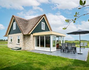 Gerumige Terrasse des Ferienhauses Landhuis in De Koog, Texel, ideal fr Mahlzeiten im Freien und zum Entspannen.