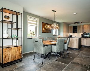 Esszimmer und Kche des modern eingerichteten Ferienhauses Landhuis in De Koog, Texel.