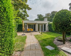 Salty Bries vacation home with sunny terrace in De Koog, Texel, surrounded by green nature.