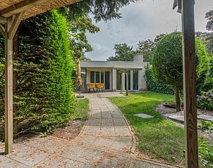 Salty Breeze vacation home on Texel with charming path to the terrace in De Koog.