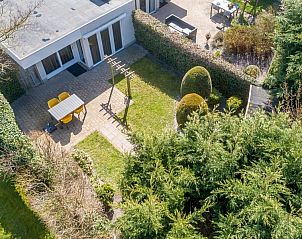Aerial view of Zilte Bries vacation home in De Koog, Texel with spacious garden and terrace.