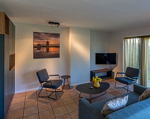 Cozy sitting area in Zilte Bries vacation home on Texel, De Koog with comfortable furniture.