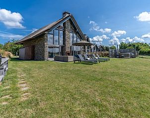 Vacation home in De Koog Texel with spacious garden and deck chairs, ideal for relaxation on the Wadden Islands.
