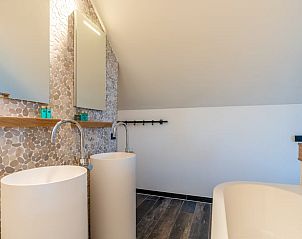Modern bathroom with double sink in Holiday cottage in De Koog, Texel.