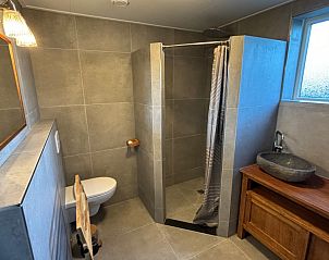 Stylish bathroom in Stormvogel, vacation home De Koog, Texel with walk-in shower and sink.