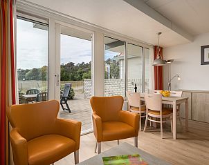 Binnenruimte van B Appartement Comfort 4 in De Koog, Texel met uitzicht op het terras en de natuur van de Waddeneilanden.