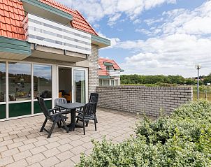 Ruim terras van B Appartement Comfort 4 in De Koog, Texel, met uitzicht op de natuur van de Waddeneilanden.