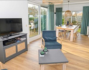 Spacious bedroom in 't Mienthuis, vacation home De Koog, Texel with comfortable beds.