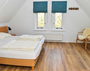 Stylish bathroom in 't Mienthuis, vacation home De Koog, Texel with modern amenities.