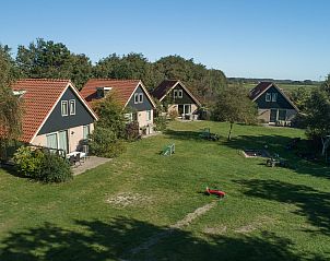 Playroom and garden at 't Mienthuis, vacation home De Koog, Texel for relaxation and fun.