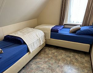 Slaapkamer met twee eenpersoonsbedden in Koetshuis 2, De Koog, Texel.