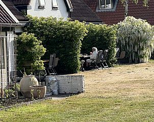 Buitenruimte Koetshuis 2 in De Koog, Texel met zitplek in de tuin.