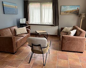 Cozy sitting area in Koetshuis 3 vacation home, De Koog, Texel with comfortable sofas.