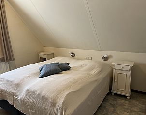 Spacious bedroom in Koetshuis 3 vacation home, De Koog, Texel with comfortable double bed.
