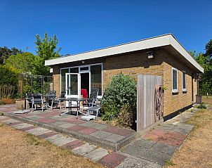 Bungalow Park De Nagtegaal - Bungalow 47 in De Koog, Texel with sunny terrace and green surroundings.