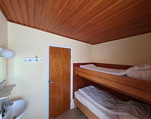 Cozy bedroom with bunk beds in Bungalowpark De Nagtegaal - Bungalow 47, Texel.