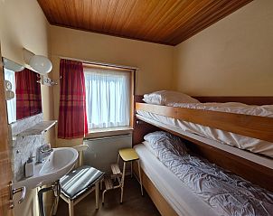 Bungalowpark De Nagtegaal - Bungalow 47, De Koog, Texel, bedroom with bunk bed and sink.