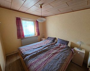 Master bedroom in Bungalowpark De Nagtegaal - Bungalow 47, Texel, with double bed.