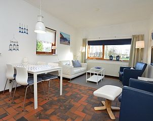 Gemtliches Wohnzimmer von Orchismient 18 klein in De Koog Texel mit bequemen Sitzgelegenheiten.