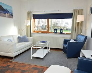 Helle Sitzecke im Ferienhaus Orchismient 18 small, De Koog Texel mit Blick auf den Garten.