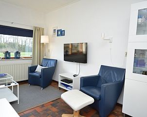 Moderne Sitzecke mit Flachbildschirm im kleinen Ferienhaus Orchismient 18, De Koog Texel.