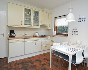 Funktionelle Kche in Orchismient 18 kleines Ferienhaus, De Koog Texel mit Essecke.