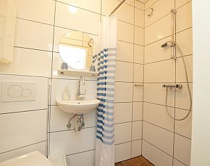 Frisches Badezimmer mit Dusche in Orchismient 18 kleines Ferienhaus, De Koog Texel.