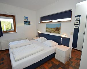 Gemtliches Schlafzimmer mit Doppelbett in Orchismient 18 klein, De Koog Texel.