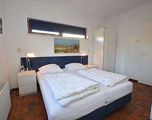 Gerumiges Schlafzimmer mit Doppelbett und Tageslicht in Orchismient 18 klein, De Koog Texel.