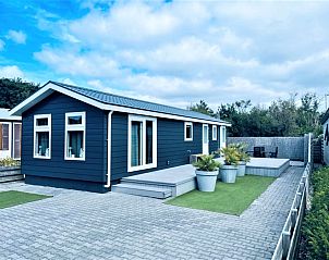 Chaletpark Bregkoog - Chalet Bregkoog 215 Zandhuisjes in De Koog, Texel, offers a modern vacation home with spacious outdoor space.