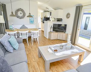 Dining room and kitchen in Chaletpark Bregkoog - Chalet Bregkoog 215 Zandhuisjes, De Koog, Texel, with stylish decor and modern amenities.