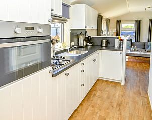 Fully equipped kitchen in Chaletpark Bregkoog - Chalet Bregkoog 215 Zandhuisjes, De Koog, Texel, with oven and gas hob.