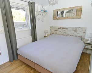 Bedroom with double bed in Chaletpark Bregkoog - Chalet Bregkoog 215 Zandhuisjes, De Koog, Texel, for a comfortable night's sleep.