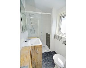Stylish bathroom in Chaletpark Bregkoog - Chalet Bregkoog 215 Zandhuisjes, De Koog, Texel, with shower and sink.