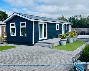 View of the outside of Chaletpark Bregkoog - Chalet Bregkoog 215 Zandhuisjes, De Koog, Texel, with cozy porch.