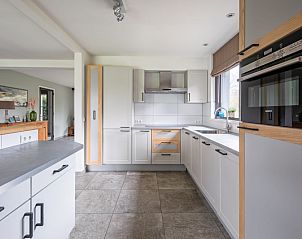 Stylish kitchen of Orchismient 20, vacation home in De Koog, Texel, with modern appliances and plenty of storage space.